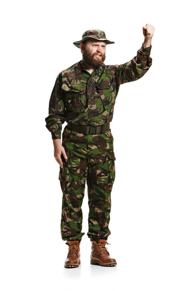 Jeune soldat de l'armée portant un uniforme de camouflage isolé sur blanc — Photo