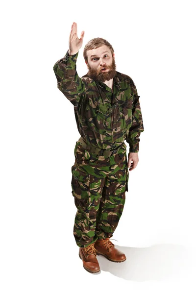 Jeune soldat de l'armée portant un uniforme de camouflage isolé sur blanc — Photo