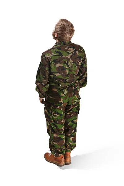 Ung soldat bär kamouflage uniform isolerad på vit — Stockfoto