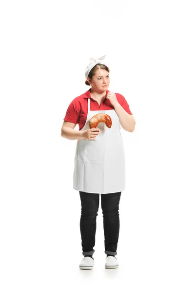 Portrait de mignonne femme souriante avec des pâtisseries dans ses mains en studio, isolée sur fond blanc — Photo