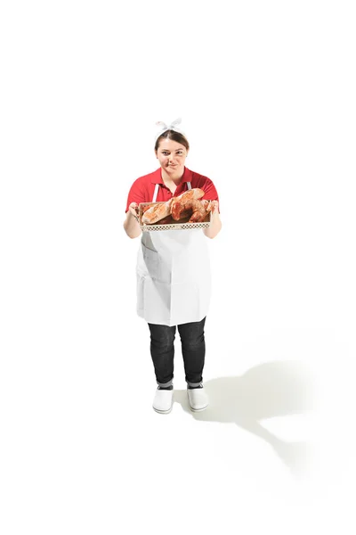 Portret van schattige lachende vrouw met gebak in haar handen in de studio, geïsoleerd op witte achtergrond — Stockfoto