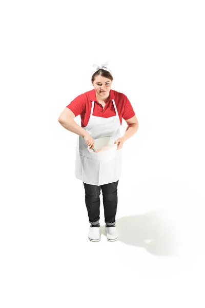 Portret van schattige lachende vrouw met kom in haar handen in de studio, geïsoleerd op witte achtergrond — Stockfoto