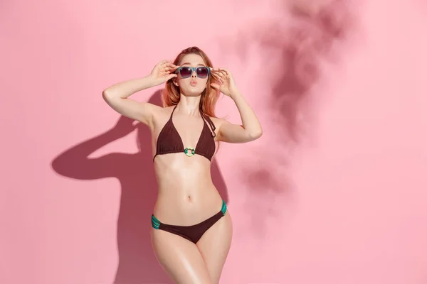 Hermosa modelo femenina posando sobre fondo rosa —  Fotos de Stock