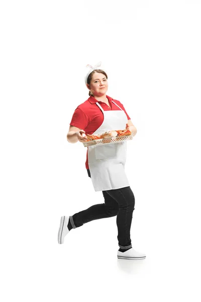 Portrait de mignonne femme souriante avec des pâtisseries dans ses mains en studio, isolée sur fond blanc — Photo