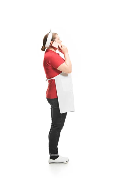 Retrato de mulher sorridente bonito com telefone celular em suas mãos no estúdio, isolado em fundo branco — Fotografia de Stock