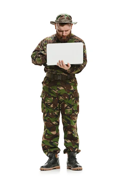 Beyaz izole kamuflaj üniforma giyen genç ordu asker — Stok fotoğraf