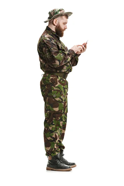 Молодой армейский солдат в камуфляжной форме, изолированный на белом — стоковое фото
