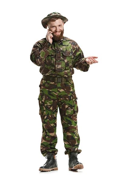 Jovem soldado do exército usando uniforme de camuflagem isolado em branco — Fotografia de Stock