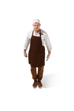 Beyaz arka plan üzerinde izole bir balta ile poz ciddi kasap