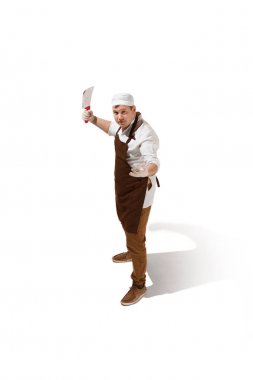 Beyaz arka plan üzerinde izole bir balta ile poz kızgın agresif kasap