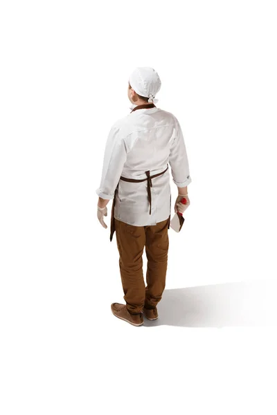 Bagian belakang tukang daging serius berpose dengan golok terisolasi pada latar belakang putih — Stok Foto