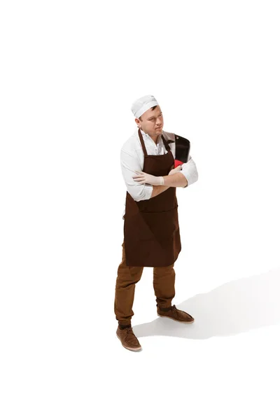Carniceiro sorridente posando com um cutelo isolado no fundo branco — Fotografia de Stock