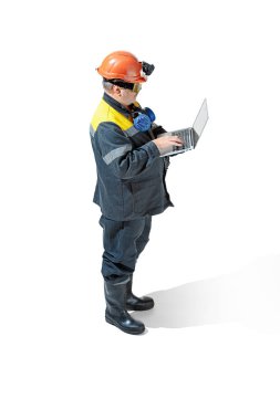 Senior studio kadeh erkek madenci kamerayı beyaz bir arka plan ayakta sakallı.