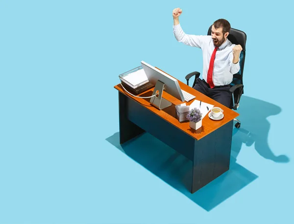 Shot from above of a stylish business man working on a laptop. — Stock Photo, Image