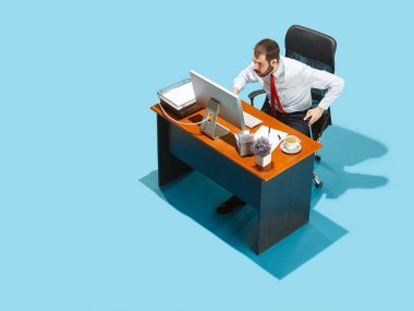 Bir dizüstü bilgisayarda çalışan bir şık iş adamı, yukarıdan vurdu.