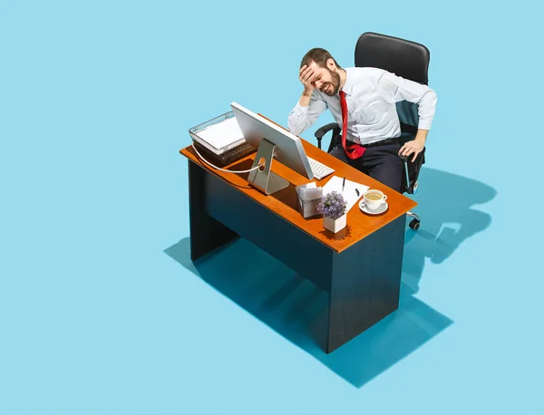 Aufnahme von oben eines stilvollen Geschäftsmannes, der an einem Laptop arbeitet. — Stockfoto