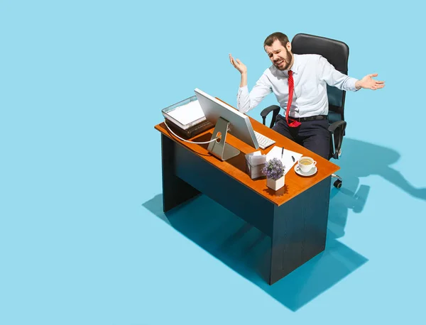 Tiro de cima de um homem de negócios elegante que trabalha em um laptop . — Fotografia de Stock