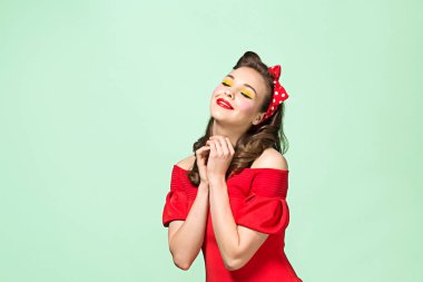 Güzel genç kadın pinup makyaj ve saç modeli ile. Beyaz arka plan üzerinde atış stüdyo
