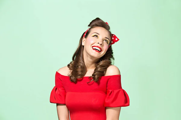 Hermosa mujer joven con pinup maquillaje y peinado. Estudio sobre fondo blanco — Foto de Stock