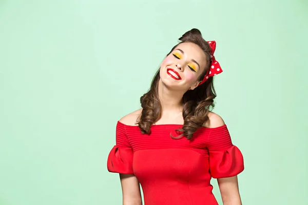 Hermosa mujer joven con pinup maquillaje y peinado. Estudio sobre fondo blanco — Foto de Stock