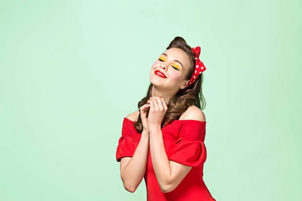 Beautiful young woman with pinup make-up and hairstyle. Studio shot on white background — Stock Photo, Image