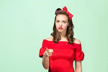 Güzel genç kadın pinup makyaj ve saç modeli ile. Beyaz arka plan üzerinde atış stüdyo