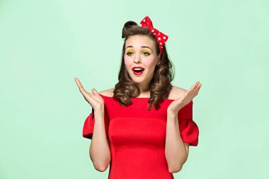 Güzel genç kadın pinup makyaj ve saç modeli ile. Beyaz arka plan üzerinde atış stüdyo