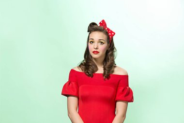 Güzel genç kadın pinup makyaj ve saç modeli ile. Beyaz arka plan üzerinde atış stüdyo