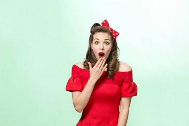 Güzel genç kadın pinup makyaj ve saç modeli ile. Beyaz arka plan üzerinde atış stüdyo