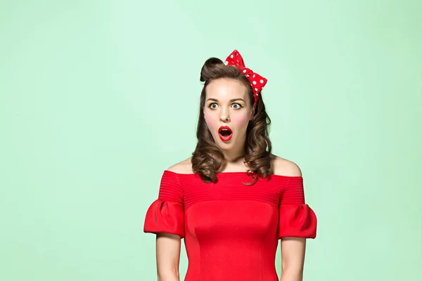 Hermosa mujer joven con pinup maquillaje y peinado. Estudio sobre fondo blanco —  Fotos de Stock