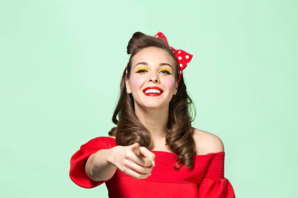 Schöne junge Frau mit Pinup-Make-up und Frisur. Studioaufnahme auf weißem Hintergrund — Stockfoto
