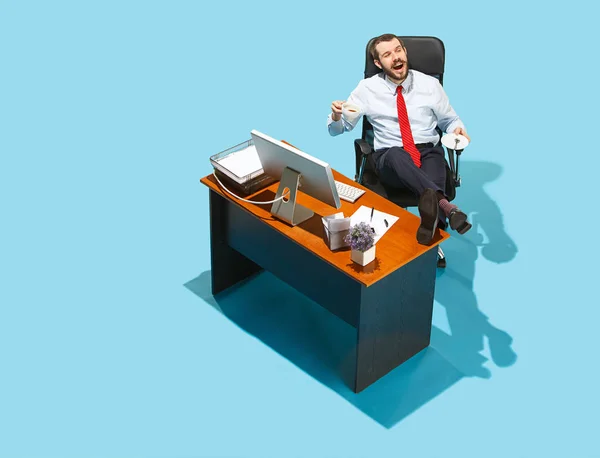 Shot from above of a stylish business man working on a laptop. — Stock Photo, Image