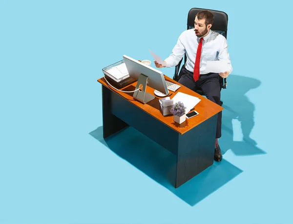 Shot van bovenaf van een stijlvolle zakenman werken op een laptop. — Stockfoto