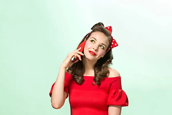 Beautiful young woman with pinup make-up and hairstyle. Studio shot on white background — Stock Photo, Image