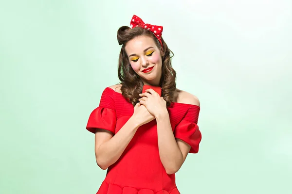Schöne junge Frau mit Pinup-Make-up und Frisur. Studioaufnahme auf weißem Hintergrund — Stockfoto
