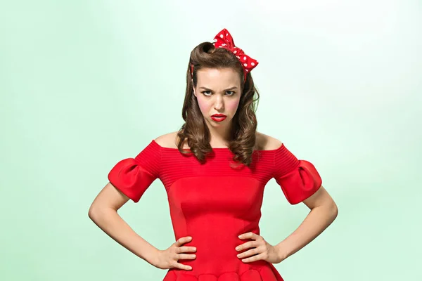 Hermosa mujer joven con pinup maquillaje y peinado. Estudio sobre fondo blanco — Foto de Stock