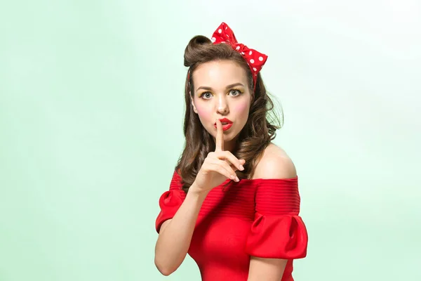 Beautiful young woman with pinup make-up and hairstyle. Studio shot on white background — Stock Photo, Image