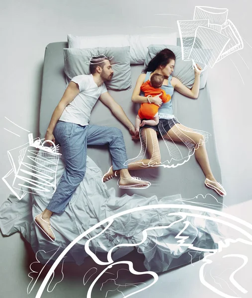 Ovanifrån av lycklig familj med ett nyfött barn i sovrum och sina drömmar . — Stockfoto