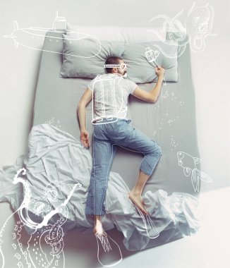 Üstten Görünüm fotoğraf genç adamın uyku büyük bir beyaz yatak ve hayallerini