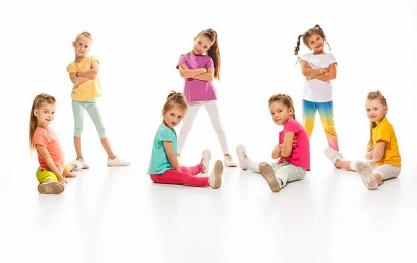 Los niños bailan escuela, ballet, hiphop, street, funky y bailarines modernos — Foto de Stock