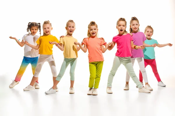 Los niños bailan escuela, ballet, hiphop, street, funky y bailarines modernos — Foto de Stock