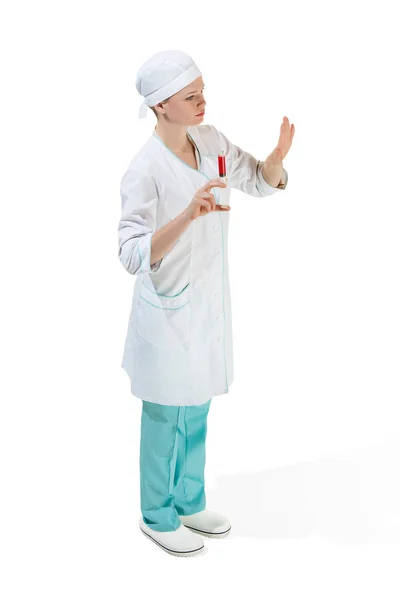 Krásná mladá žena doktor v lékařské rouchu držící v ruce injekční stříkačky. — Stock fotografie