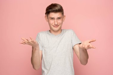 Suspiciont. Şüpheli dalgın adam düşünceli ifade pembe arka plan kararı ile
