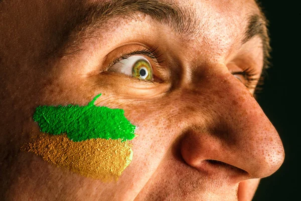 Porträt eines Mannes mit der brasilianischen Flagge im Gesicht. — Stockfoto