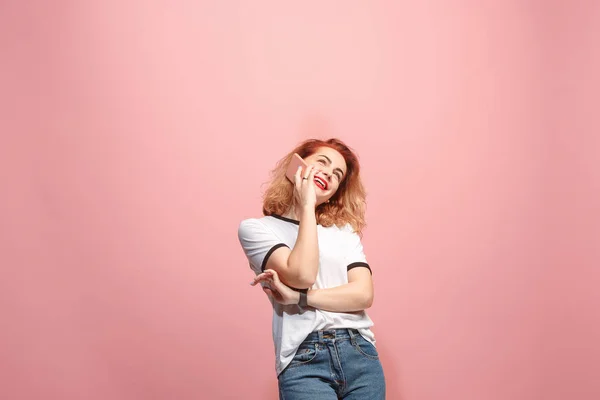 행복 한 비즈니스 여자 웃 고 분홍색 배경 스마트폰 이야기. — 스톡 사진