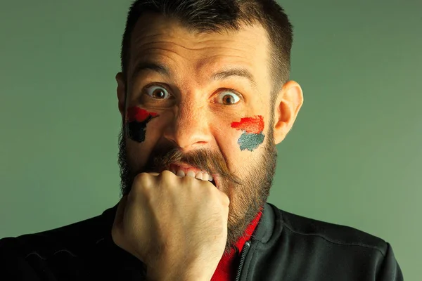 Porträtt av en man med Tysklands flagga målad på honom ansikte. — Stockfoto