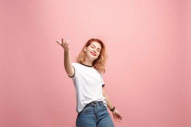 Kazanan başarılı kadın mutlu kendinden geçmiş bir kazanan olmak kutluyor. Dinamik enerjik görüntü kadın modeli