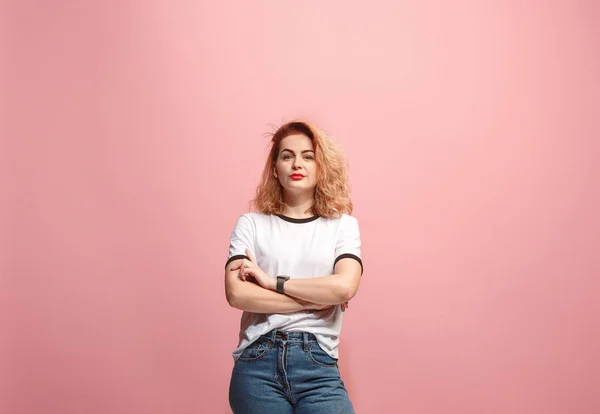 La mujer de negocios seria de pie y mirando a la cámara contra el fondo rosa . — Foto de Stock