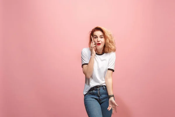 A mulher de negócios feliz está sorrindo e falando no smartphone contra fundo rosa . — Fotografia de Stock