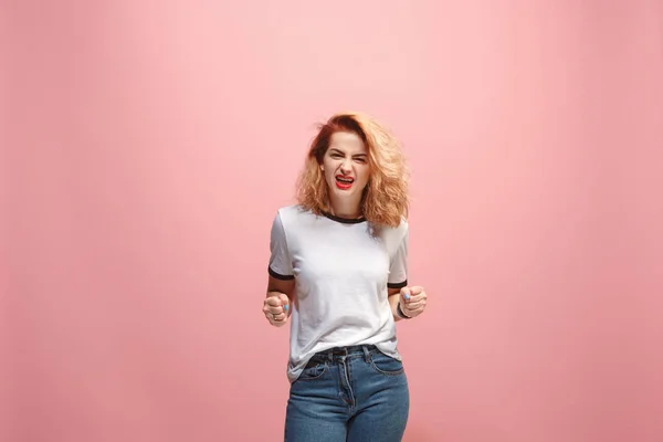 Retrato de uma mulher com raiva olhando para a câmera isolada em um fundo rosa — Fotografia de Stock